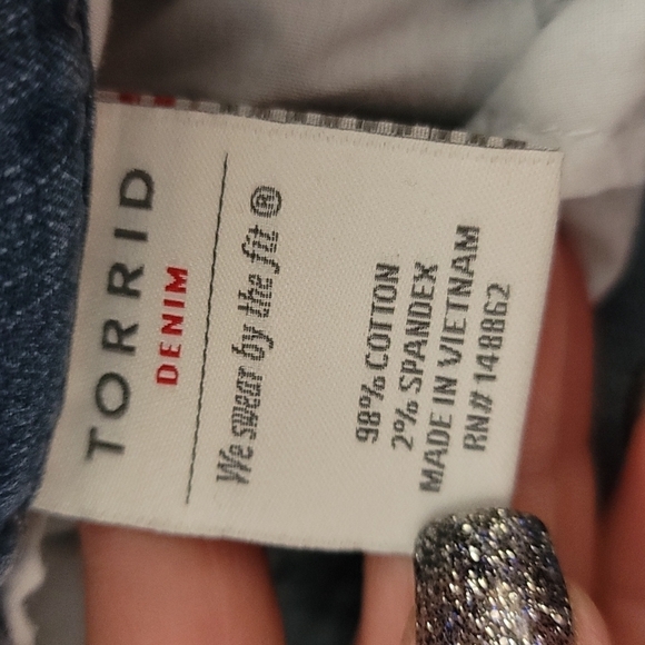 TORRID SKINNY SHORT SHORT - VINTAGE STRETCH LIGHT WASH WITH GROMMETS - Picture 8 of 8